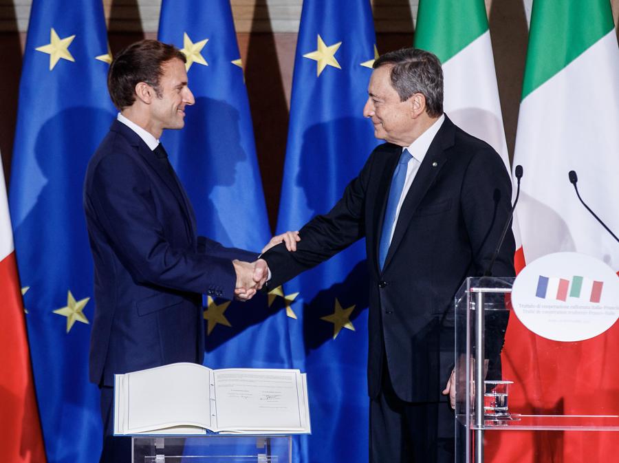 Un accordo storico tra Italia e Francia. Il  26 novembre 2021, il Primo Ministro Mario Draghi  e il Presidente francese Emmanuel Macron (a sinistra) durante la conferenza stampa a Villa Madama a Roma dopo la firma del Trattato del Quirinale tra Italia e Francia (Ansa/Roberto Monaldo/LaPresse)