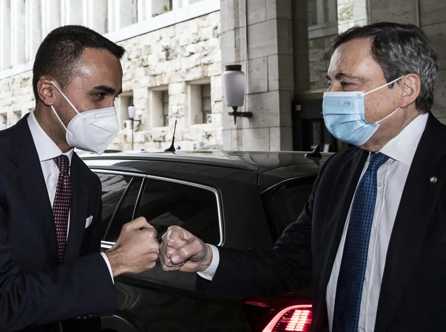 Una buona intesa. Il 21 dicembre 2021, il presidente del Consiglio Mario Draghi con il ministro degli Affari Esteri Luigi Di Maio (da aprile 2023 è Rappresentante speciale dell’Unione europea per il Golfo Persico) durante la XIV Conferenza degli Ambasciatori e delle Ambasciatrici d'Italia nel mondo presso la Farnesina (Ansa/Angelo Carconi) 