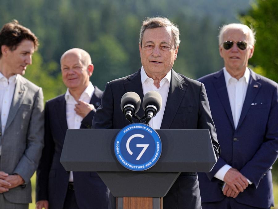 Le alleanze globali.  Mario Draghi, primo ministro italiano, parla il 26 giugno 2022 durante un comunicato stampa sui partenariati per le infrastrutture e gli investimenti globali in  Baviera a Elmau. Sullo sfondo da sinistra il primo ministro canadese Justin Pierre James Trudeau, il Cancelliere tedesco Olaf Scholz e il presidente Usa Joe Biden  (Afp/Michael Kappeler) 