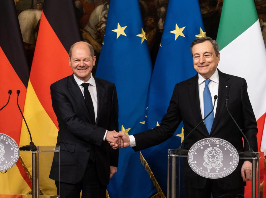 L'intesa Italia-Germania. Il Premier italiano Mario Draghi e il Cancelliere tedesco Olaf Scholz durante una conferenza stampa congiunta a Palazzo Chigi a Roma il 20 dicembre 2021 (Ansa/ Mauro Scrobogna)