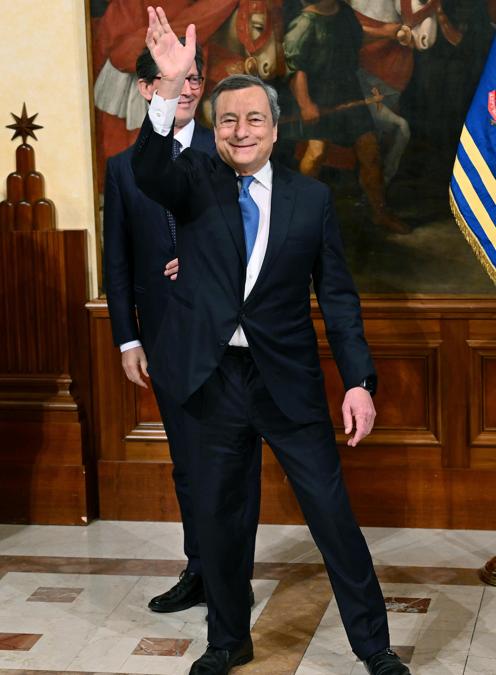 Uscita di scena. Il primo ministro Mario Draghi saluta al termine della cerimonia di passaggio di consegne a Palazzo Chigi a Roma il  23 ottobre 2022. Il neoeletto primo ministro Giorgia Meloni e il suo gabinetto hanno prestato giuramento il 22 ottobre (Ansa/Ettore Ferrari) 