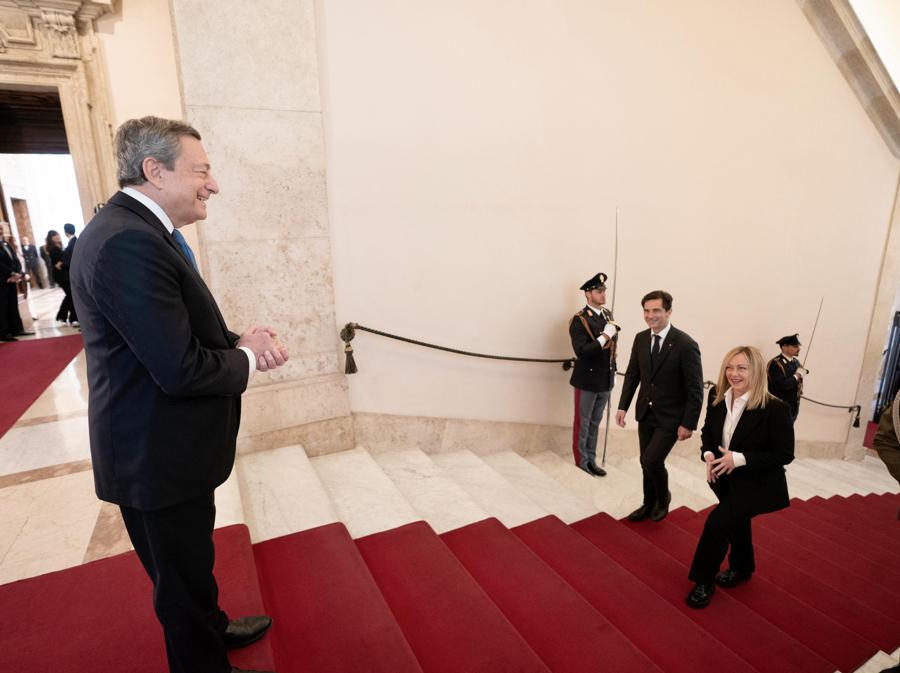Il nuovo cambio di consegne. Mario Draghi  accoglie il 23 ottobre 2022 il nuovo Presidente del Consiglio italiano, Giorgia Meloni, a Palazzo Chigi, per la cerimonia di passaggio di consegne tra il Premier uscente e quello entrante
