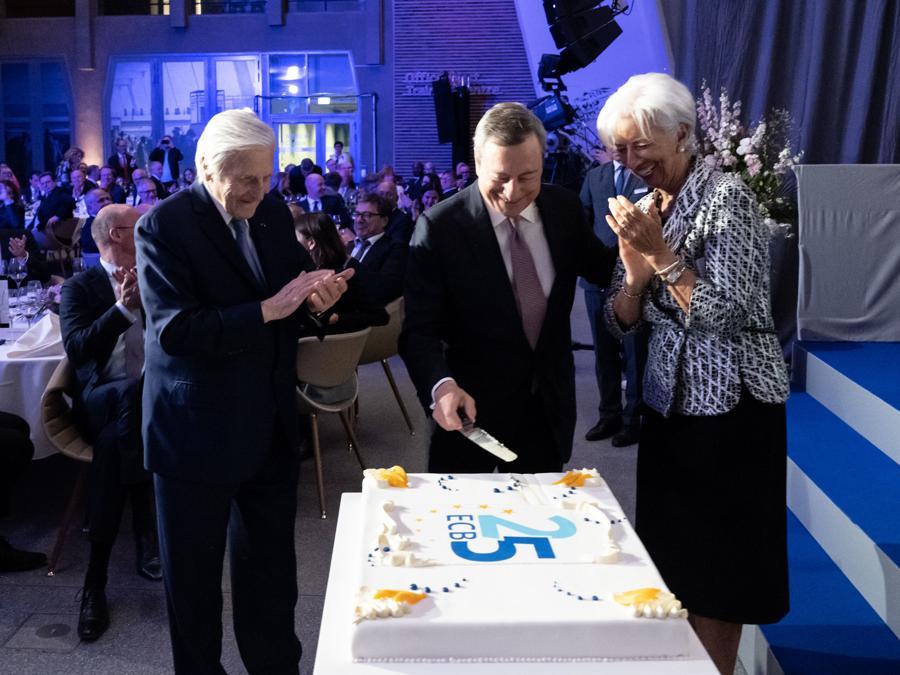 Presidenti (vecchi e nuovi) della Bce. Gli ex presidenti della Banca centrale europea Jean Claude Trichet (a sinistra) e  Mario Draghi festeggiano il 25° anno della Banca centrale europea con l’attuale governatore Christine Lagarde. La Bce  ha iniziato ad operare il 1° giugno del 1998.