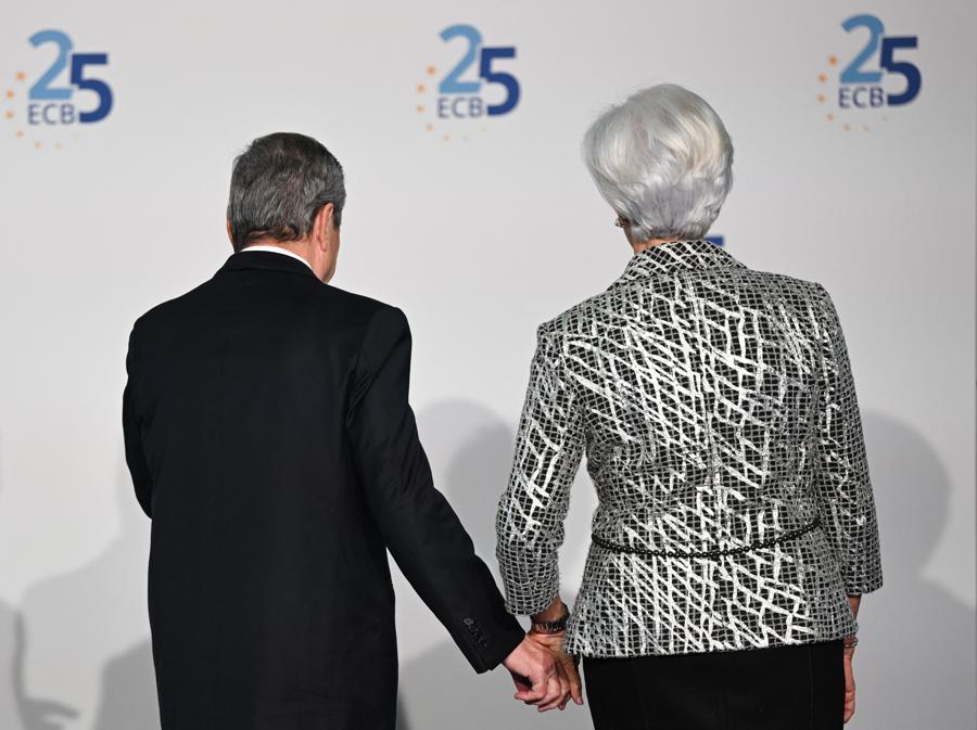 Mano nella mano. Il 24 maggio 2023, ad Assia (Francoforte sul Meno) la Presidente della Banca centrale europea (Bce) Christine Lagarde, saluta l’ex Presidente della Bce e del Governo italiano Mario Draghi alla cerimonia del 25° anniversario della  Bce  (Afp/Arne Dedert)