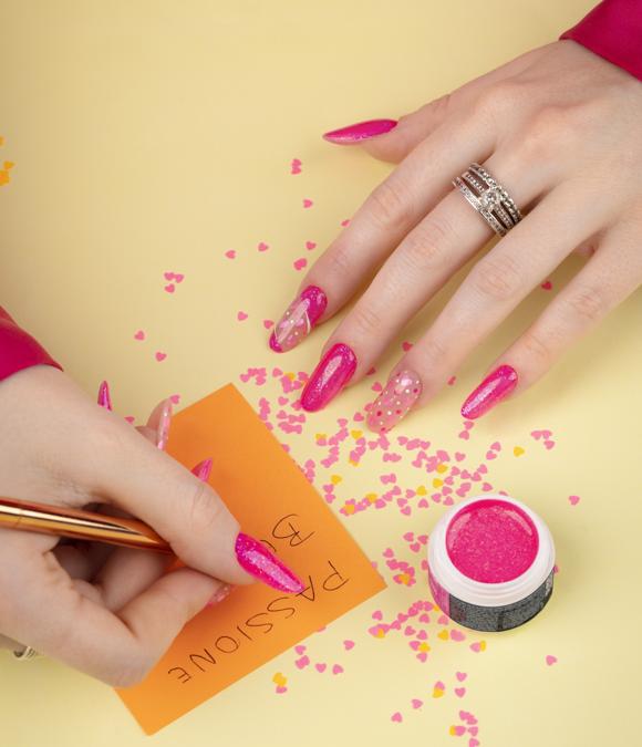 Passione Unghie manicure realizzata con Danger un gel color glitterato rosa shocking effetto fluo.
