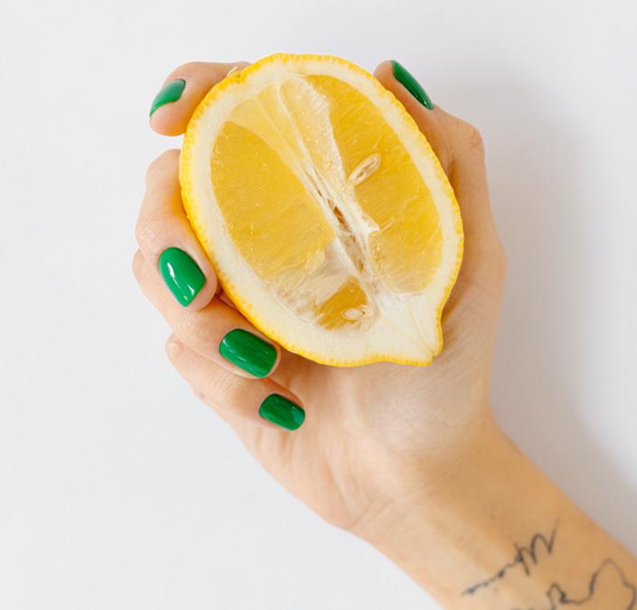 Manicure realizzata da THE NAILS BAR MILANO dove seguono i dettami dell'armocromia per trovare le nuance più armoniose secondo il vostro look