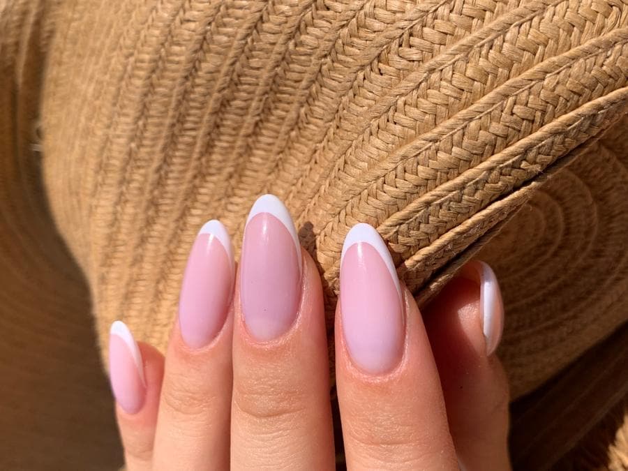 Manicure realizzata da THE NAILS BAR MILANO dove seguono i dettami dell'armocromia per trovare le nuance più armoniose secondo il vostro look