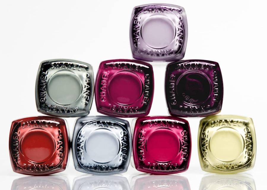 Le Vernis Chanel, le shades presenti nell'ultima collezione, con una formula simile al gel che dona una finitura brillante che dura fino a 6 giorni senza scheggiarsi o sbiadire.