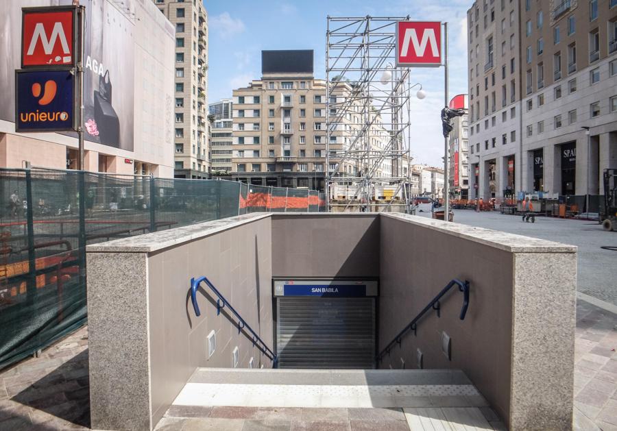 Ultimi ritocchi in piazza San Babila per l’apertura della piazza e della nuova stazione della M4. (ANSA/MATTEO CORNER)