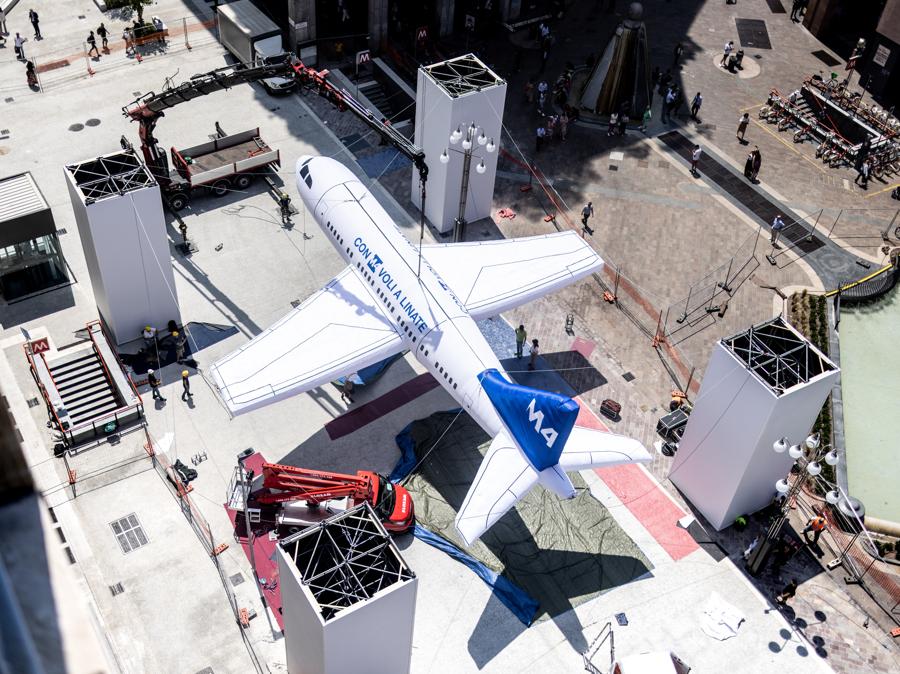 Milano, Piazza San Babila, un velivolo gonfiabile di 20m per simbollegiare la vicinanza con l'aereoporto di Milano-Linate (Photo Rossella Papetti/LaPresse)