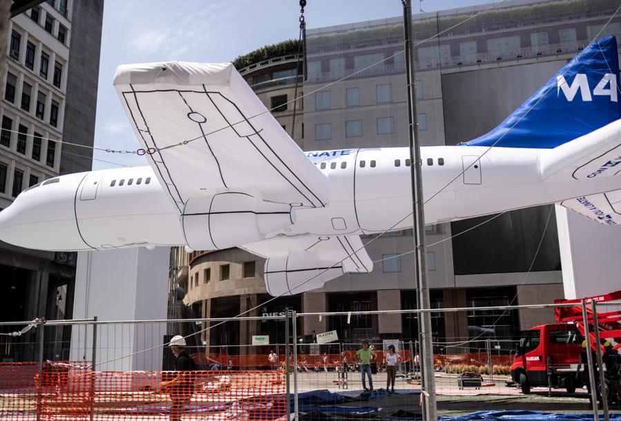 Milano, Piazza San Babila, un velivolo gonfiabile di 20m per simbollegiare la vicinanza con l'aereoporto di Milano-Linate (Photo Rossella Papetti/LaPresse)