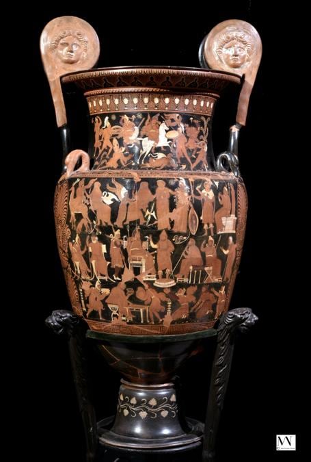 “Vaso dei Persiani”, sul corpo, grande  scena su tre registri: in alto, consiglio di divinità e personificazioni dell'Europa  e dell'Asia (particolare in alto); al centro, scena di corte di Dario I;  in basso, l'esattore greco dei tributi. Seconda metà del IV sec. a.C. Napoli, Museo Archeologico Nazionale Courtesy Italian Ministry of Culture (MiC), Archivio fotografico MANN. Ph. Giorgio Albano 