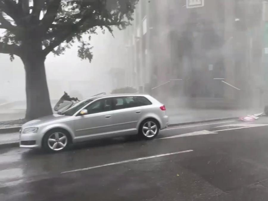 Il nubifragio con forti raffiche di vento ha creato disagi anche alla rete del trasporto pubblico locale a Milano (Ansa/Sergio Pontoriero)