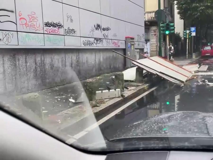 Il nubifragio con forti raffiche di vento ha creato disagi anche alla rete del trasporto pubblico locale a Milano (Ansa/Sergio Pontoriero)