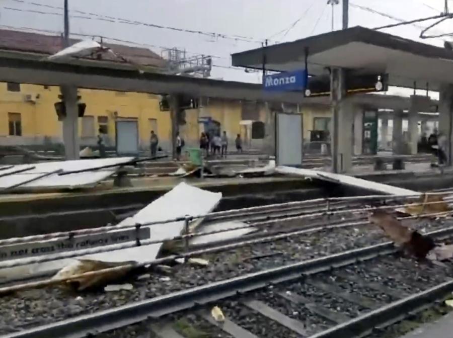 Detriti sui binari della stazione di Monza (Ipp) 