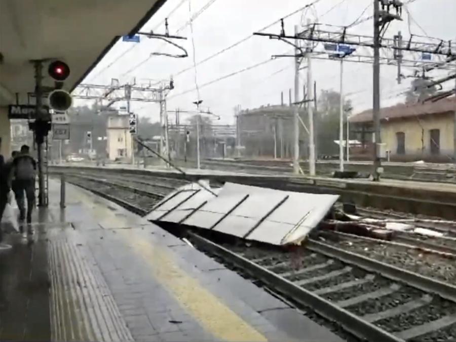 Detriti sui binari della stazione di Monza (Ipp) 