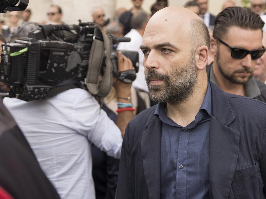 Per lo scrittore Roberto Saviano, “Andrea ci ha insegnato che fare il giornalista significa saper scegliere da che parte stare, saper scegliere la verità con passione, rigore e senza paura”. Imagoeconomica