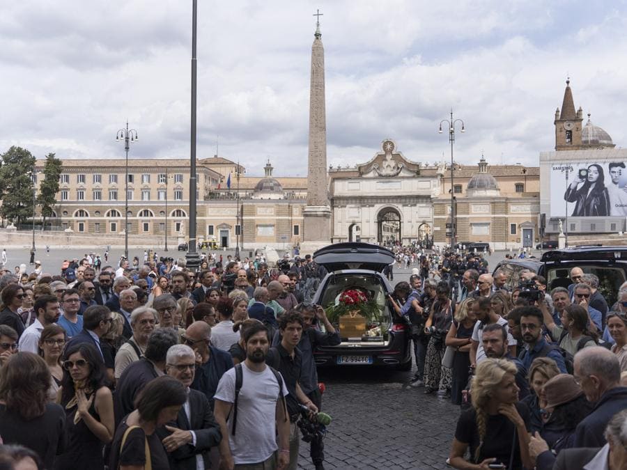 Don Walter Insero  “lo ricordiamo con gratitudine. Questa basilica non riesce a contenere tutta la vostra presenza e l’amore per lui. Andrea era soprattutto un giornalista d’inchiesta ma era anche saggista, attore, autore, conduttore televisivo. Ciò che caratterizza Andrea è la sua curiosità, la voglia di conoscere le storie e raccontarle, condividerle. Aveva una vocazione per il racconto. Un uomo che amava la vita ed è stato forte e ironico fino alla fine”. Imagoeconomica