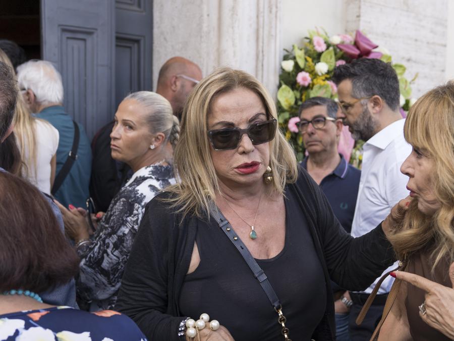 Per Simona Izzo, con Andrea “non siamo riusciti a fare progetti insieme ma abbiamo fatto le riunioni più belle della nostra vita, perché lui sapeva vivere oltre che scrivere. Parlavamo dei figli, parlavamo dell’amore, era un uomo molto sensibile e diceva che bisogna lasciare un segno. E io penso che lui abbia lasciato un tracciato di come si possa essere un giornalista, un uomo, uno scrittore, un autore. Abbiamo scritto insieme una storia su Calipari che però non siamo riusciti a portare a compimento”. (Imagoeconomica)