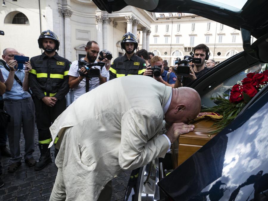 Il feretro lascia la chiesa alla fine dei funerali di Andrea Purgatori nella Chiesa degli artisti a Piazza del Popolo, Roma, 28 luglio 2023.ANSA/ANGELO CARCONI