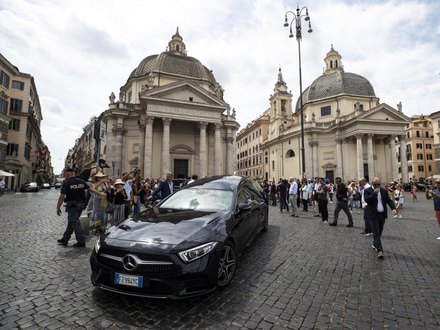 Il feretro lascia la chiesa alla fine dei funerali di Andrea Purgatori nella Chiesa degli artisti a Piazza del Popolo, Roma, 28 luglio 2023. (Ansa/Angelo Carconi)