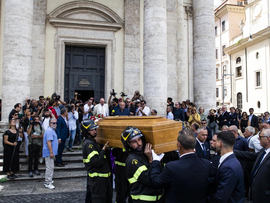 Il feretro viene portato fuori a spalla da un picchetto dei vigili del fuoco nella Chiesa degli artisti per i funerali di Andrea Purgatori a Piazza del Popolo, Roma, 28 luglio 2023. (Ansa/Angelo Carconi)
