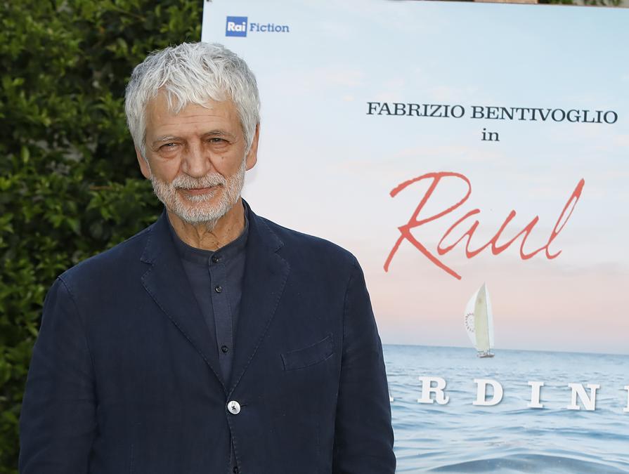  Fabrizio Bentivoglio posa davanti posa al photocall della fiction Rai «Raul». (Marco Ravagli/Future Publishing via Getty Images)