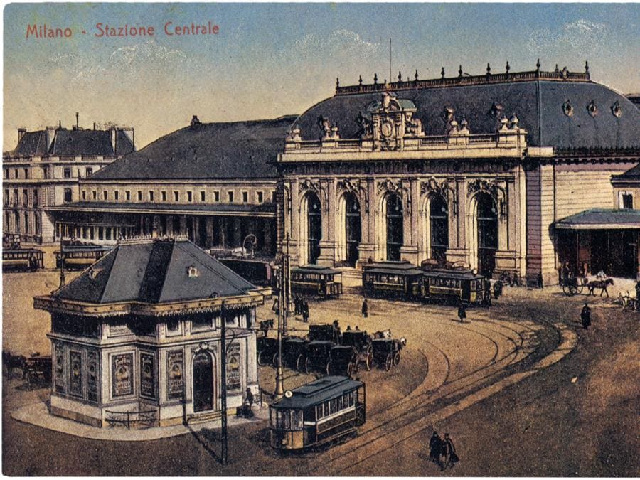Capolinea del tram alla Stazione Centrale. Cartolina dell’inizio del XX secolo. Fotografia colorata a mano,  Milano 1900 circa  (Fototeca Gilardi/Getty Images)