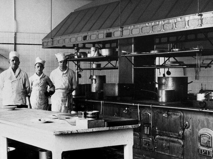 Le cucine del ristorante della Stazione Centrale di Milano 1920/30 (Touring Club Italiano/Marka/Universal Images Group via Getty Images)