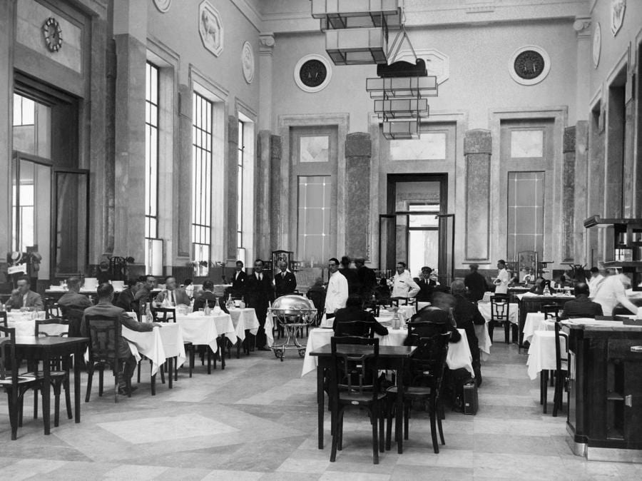 Il ristorante della Stazione Centrale di Milano  1931. (Touring Club Italiano/Marka/Universal Images Group via Getty Images)