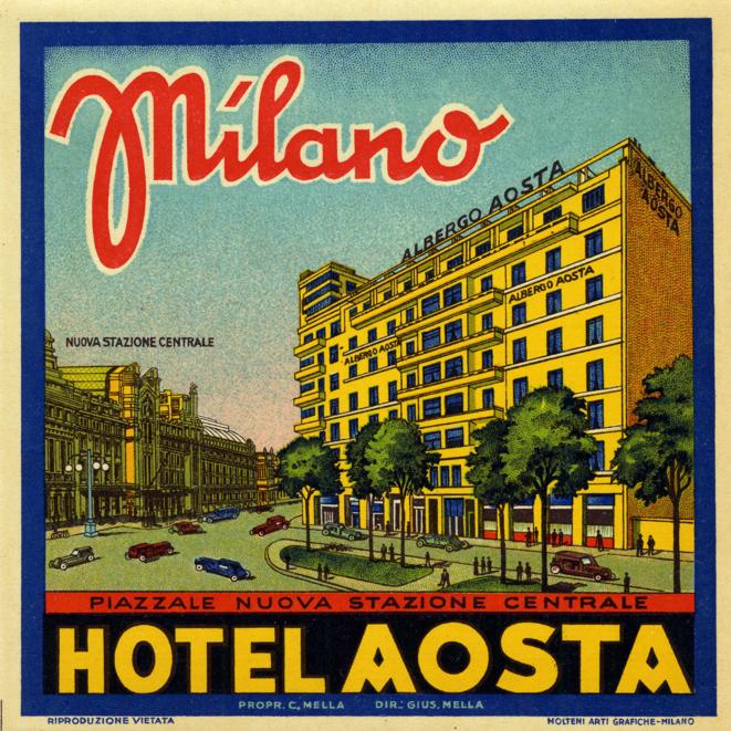 Etichetta pubblicitaria per l’Albergo Aosta posta di fronte alla Nuova Stazione Centrale. Questa, la principale stazione ferroviaria di Milano e uno dei principali esempi di architettura fascista, fu inaugurata ufficialmente il 1° luglio 1931.  (Fototeca Gilardi/Getty Images).