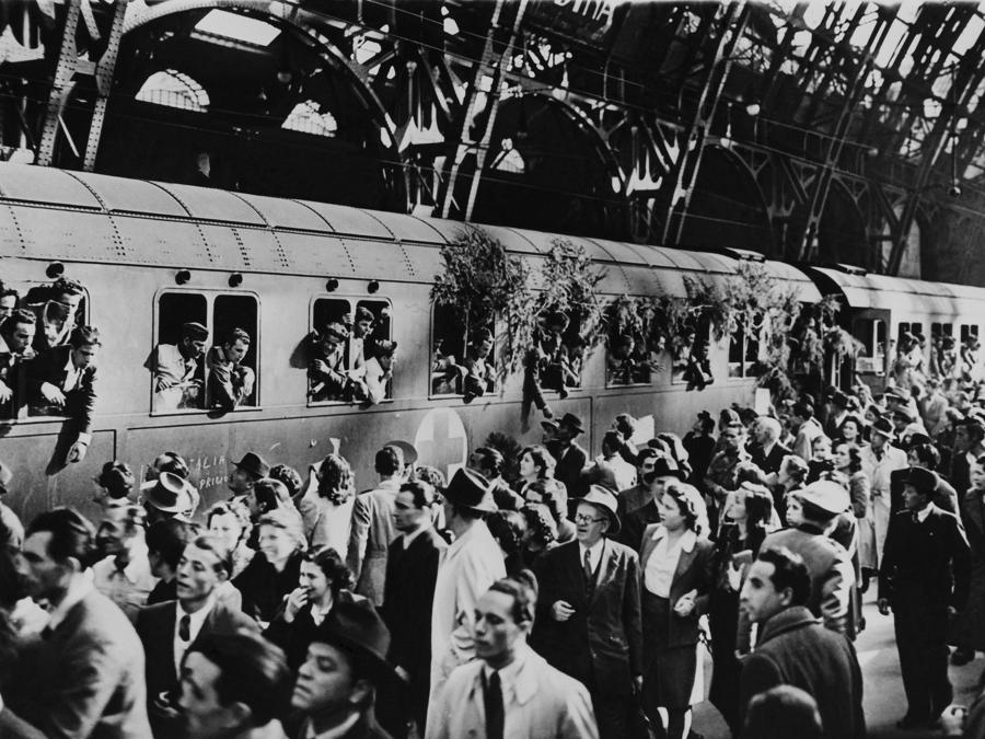 I prigionieri Italiani di ritorno dalla Russia alla  Stazione Centrale Di Milano il 9 Aprile del 1946 (Keystone-France/Gamma-Keystone via Getty Images)