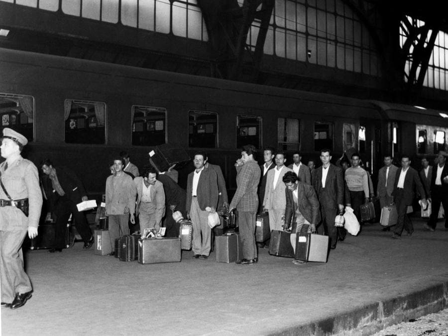 La partenza degli immigranti alla Stazione Centrale di Milano nel 1961. (Touring Club Italiano/Marka/Universal Images Group via Getty Images)