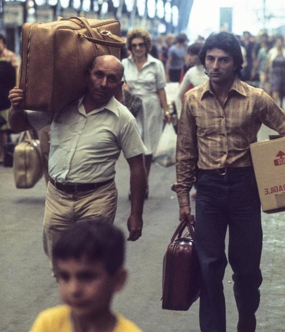 Passeggeri negli anni 70 alla Stazione Centrale di Milano (Universal Archive/Universal Images Group via Getty Images)