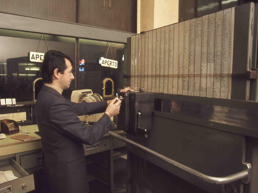 Biglietteria delle  Ferrovie Dello Stato alla Stazione Centrale di Milano 1980 (Universal Archive/Universal Images Group via Getty Images)