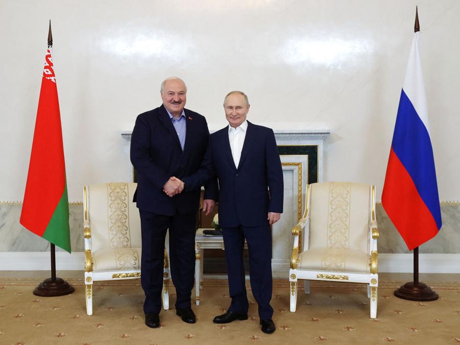 Il presidete russo Vladimir Putin e il presidente bielorusso Alexander Lukashenko durante l’incontro a San Pietroburgo  (Sputnik/Alexander Demyanchuk  via Reuters) 