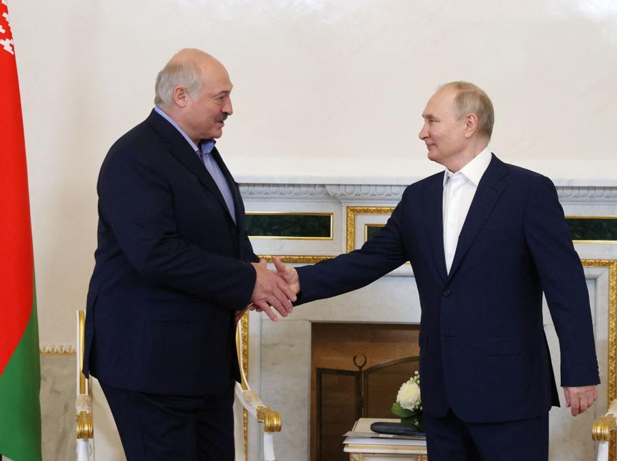 Il presidete russo Vladimir Putin e il presidente bielorusso Alexander Lukashenko durante l’incontro a San Pietroburgo  (Sputnik/Alexander Demyanchuk  via Reuters) 