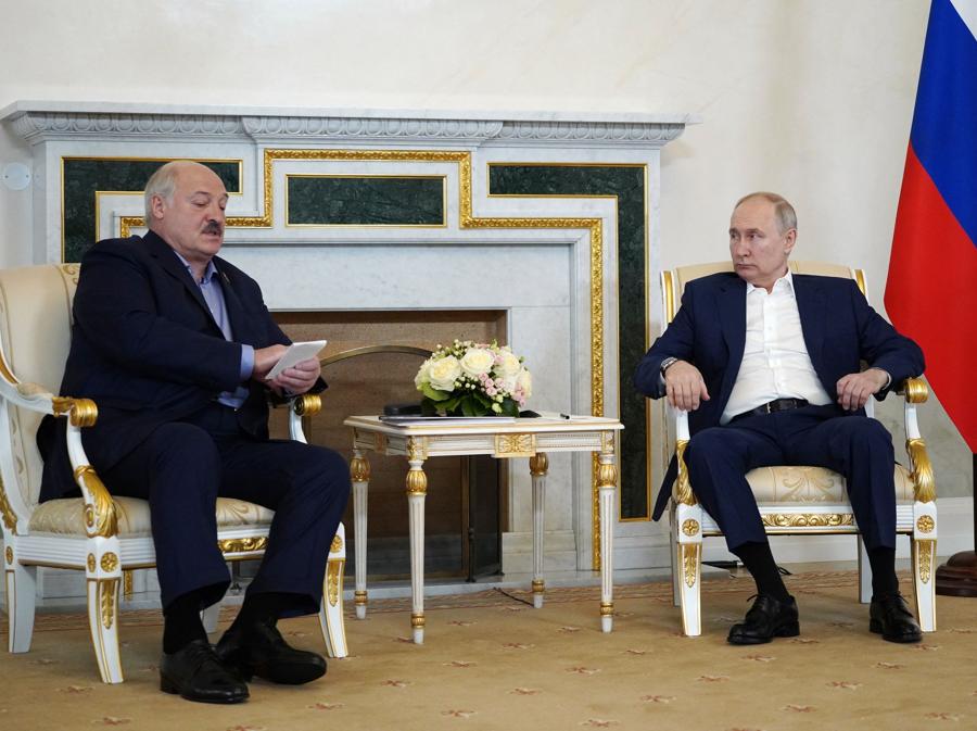 Il presidete russo Vladimir Putin e il presidente bielorusso Alexander Lukashenko durante l’incontro a San Pietroburgo  (Sputnik/Alexander Demyanchuk  via Reuters) 