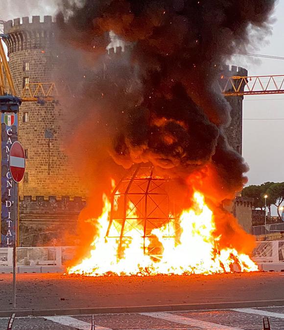 L'incendio che ha completamente distrutto la 'Venere degli stracci, l'installazione di arte contemporanea realizzata dall'artista Michelangelo Pistoletto, in piazza Municipio a Napoli. (ANSA/ CIRO FUSCO(