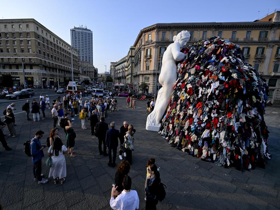 In piazza Municipio a Napoli l'inaugurazione l'opera 'La Venere degli stracci' alla presenza dell'artista Michelangelo Pistoletto e del sindaco Gaetano Manfredi. (ANSA / CIRO FUSCO)
