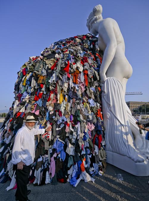 In piazza Municipio a Napoli l'inaugurazione l'opera 'La Venere degli stracci' alla presenza dell'artista Michelangelo Pistoletto e del sindaco Gaetano Manfredi. (ANSA / CIRO FUSCO)