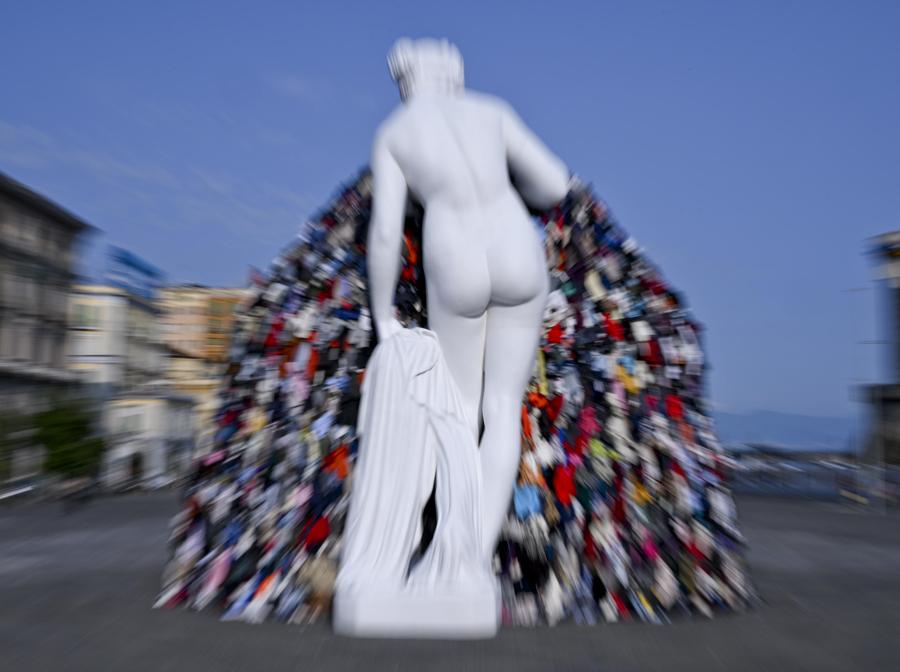 In piazza Municipio a Napoli l'inaugurazione l'opera 'La Venere degli stracci' alla presenza dell'artista Michelangelo Pistoletto e del sindaco Gaetano Manfredi. (ANSA / CIRO FUSCO)