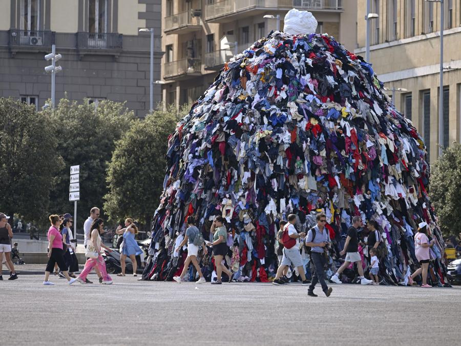 In piazza Municipio a Napoli l'inaugurazione l'opera 'La Venere degli stracci' alla presenza dell'artista Michelangelo Pistoletto e del sindaco Gaetano Manfredi. (ANSA / CIRO FUSCO)