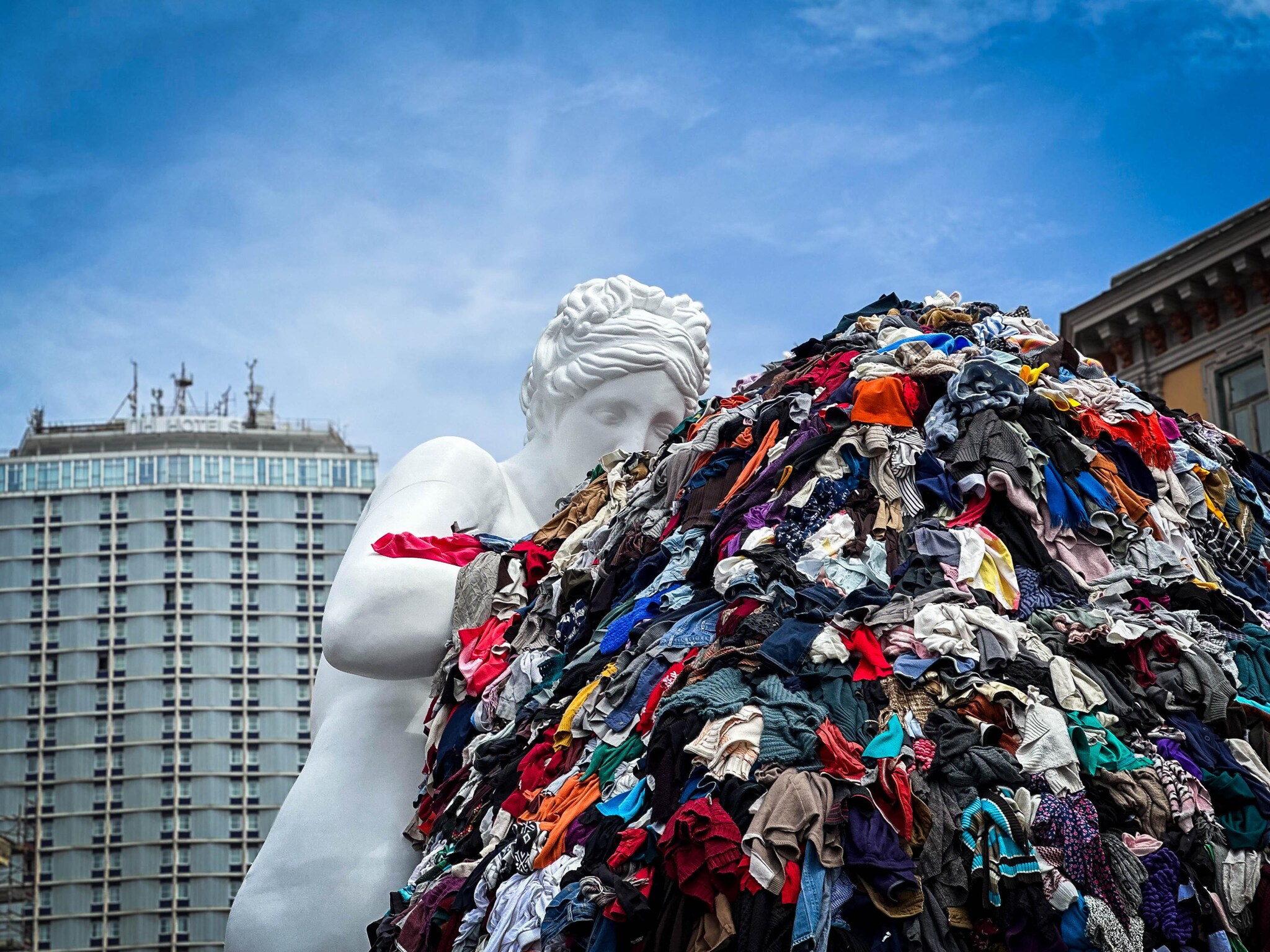 Operai al lavoro in Piazza Municipio a Napoli per il montaggio dell’opera di Michelangelo Pistoletto La Venere degli Stracci, Napoli. (ANSA/CESARE ABBATE)