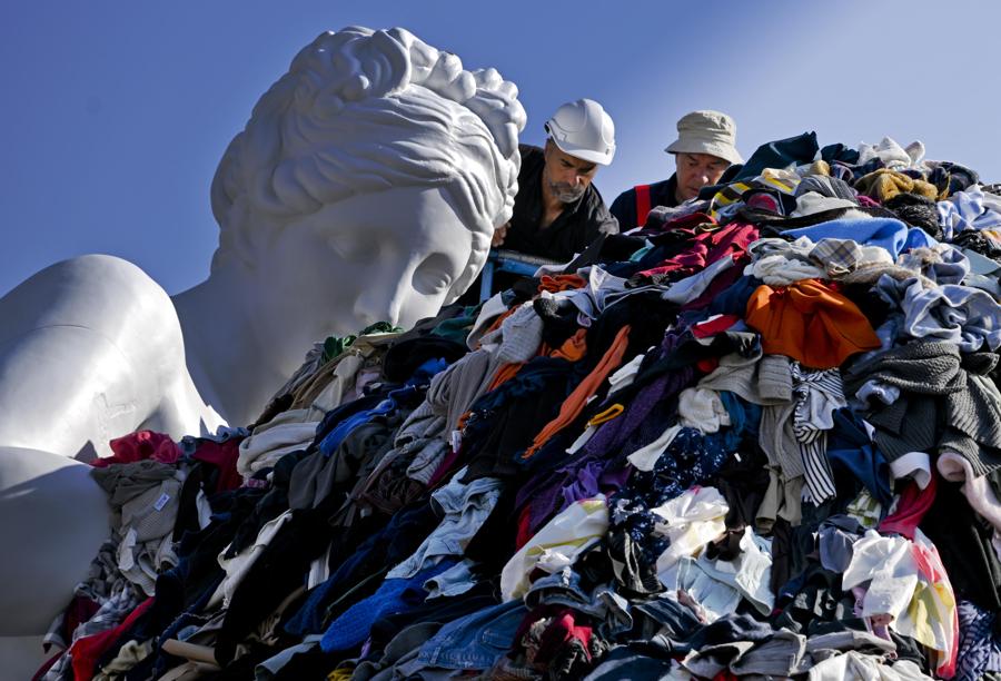 Ultimi ritocchi alla vigilia dell'inaugurazione, per la 'Venere degli stracci' l'opera di Michelangelo Pistoletto allestita in piazza del Municipio a Napoli. (ANSA/CIRO FUSCO)