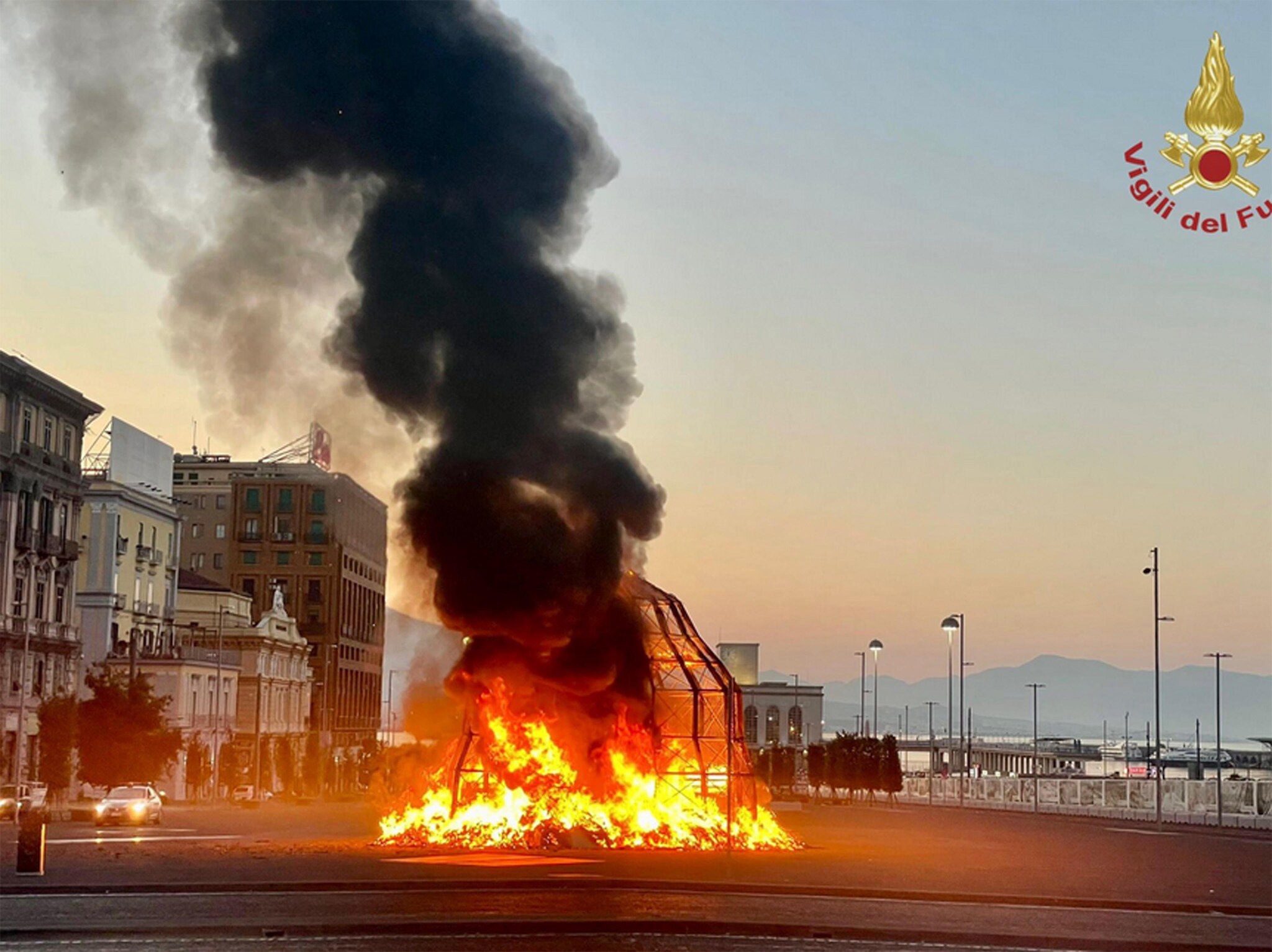 L'incendio che ha completamente distrutto la 'Venere degli stracci, l'installazione di arte contemporanea realizzata dall'artista Michelangelo Pistoletto, in piazza Municipio a Napoli. (ANSA/ VIGILI DEL FUOCO)