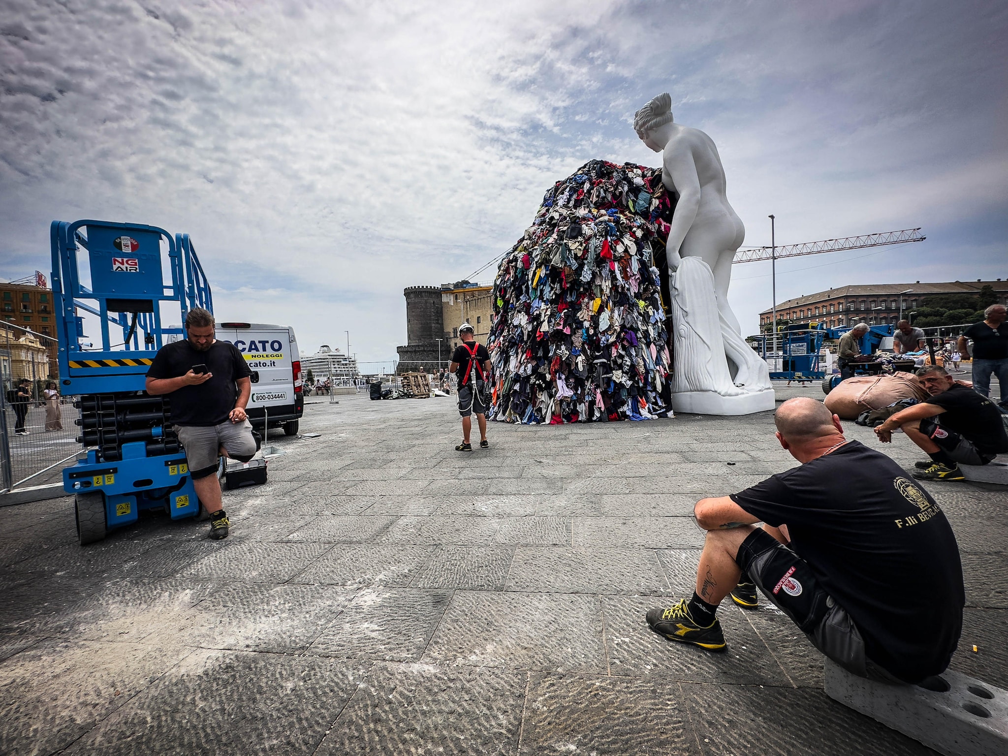 Operai al lavoro in Piazza Municipio a Napoli per il montaggio dell’opera di Michelangelo Pistoletto La Venere degli Stracci, Napoli. (ANSA/CESARE ABBATE)