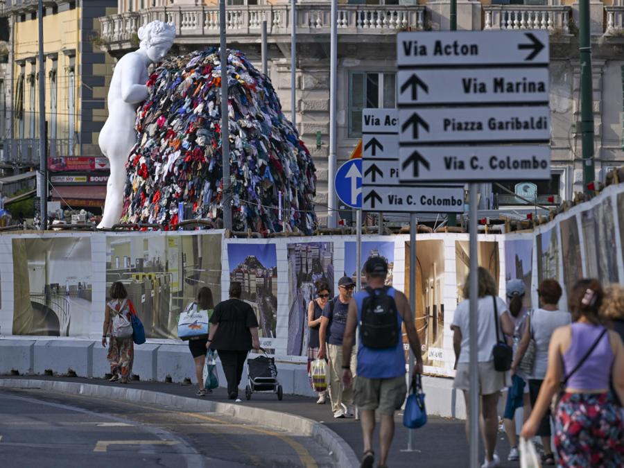 In piazza Municipio a Napoli l'inaugurazione l'opera 'La Venere degli stracci' alla presenza dell'artista Michelangelo Pistoletto e del sindaco Gaetano Manfredi. (ANSA / CIRO FUSCO)