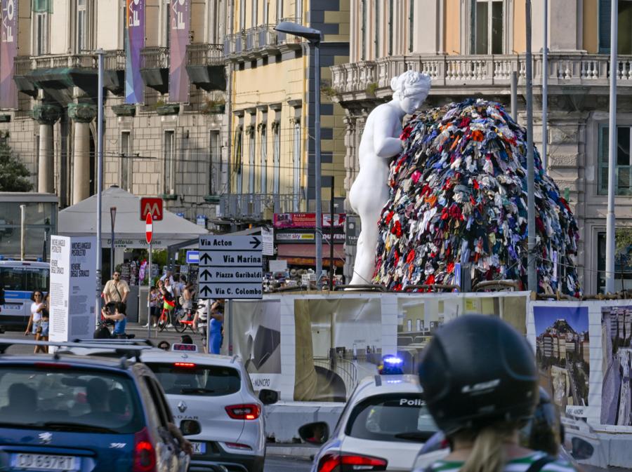 In piazza Municipio a Napoli l'inaugurazione l'opera 'La Venere degli stracci' alla presenza dell'artista Michelangelo Pistoletto e del sindaco Gaetano Manfredi. (ANSA / CIRO FUSCO)
