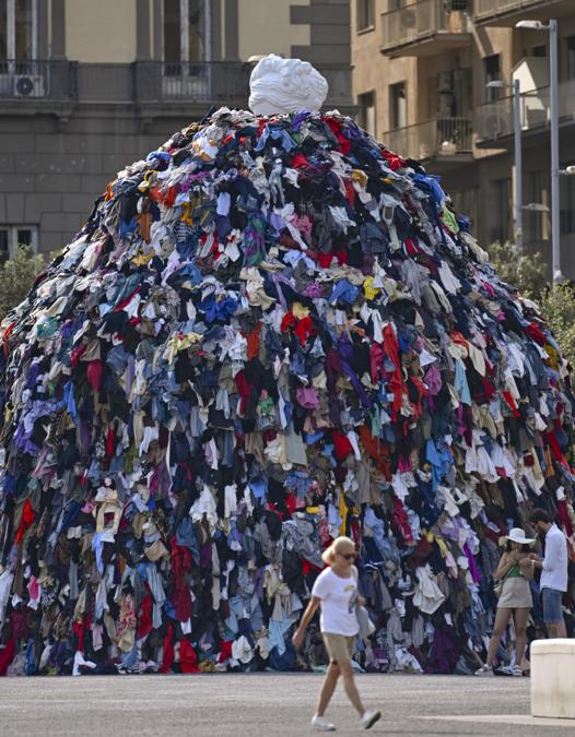 In piazza Municipio a Napoli l'inaugurazione l'opera 'La Venere degli stracci' alla presenza dell'artista Michelangelo Pistoletto e del sindaco Gaetano Manfredi. (ANSA / CIRO FUSCO)